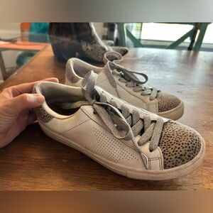 Ladies size 7 sneakers
